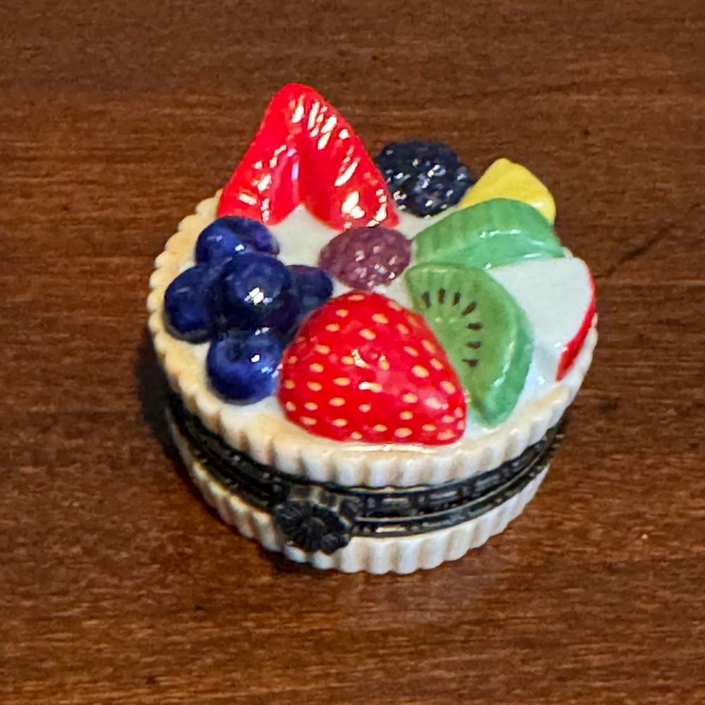 COOKING CLUB OF AMERICA "Tasty Tart" HINGED PORCELAIN TRINKET BOX Strawberry